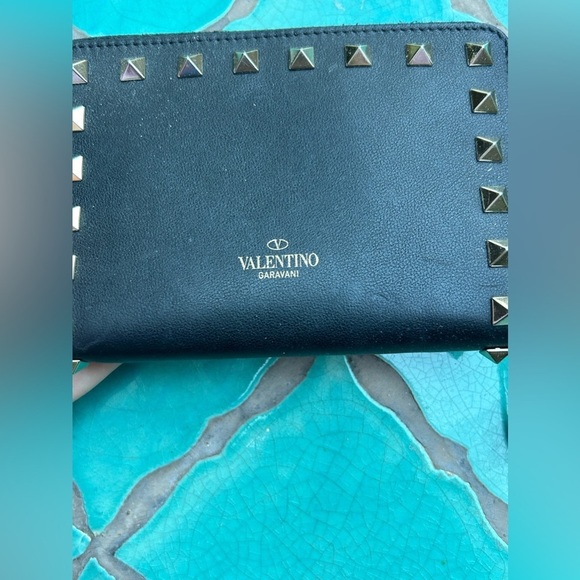Valentino Garavani Rockstud Zip-around Leather Wallet + change Wallet In Black - Picture 4 of 12